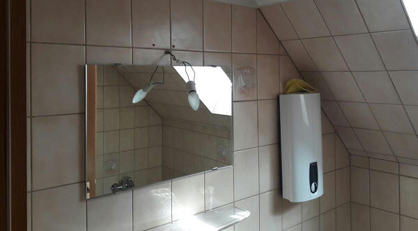 Badezimmer mit Spiegel vorher ohne Heizung