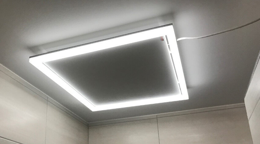 Infrarot Heizung im Bad an der Decke mit LED Beleuchtung